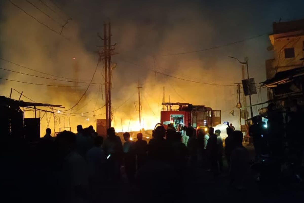 Deoghar News: देवघर में चकाई मोड़ के पास लगी भीषण आग, 12 होटल जलकर खाक, 12 घंटे बिजली ठप