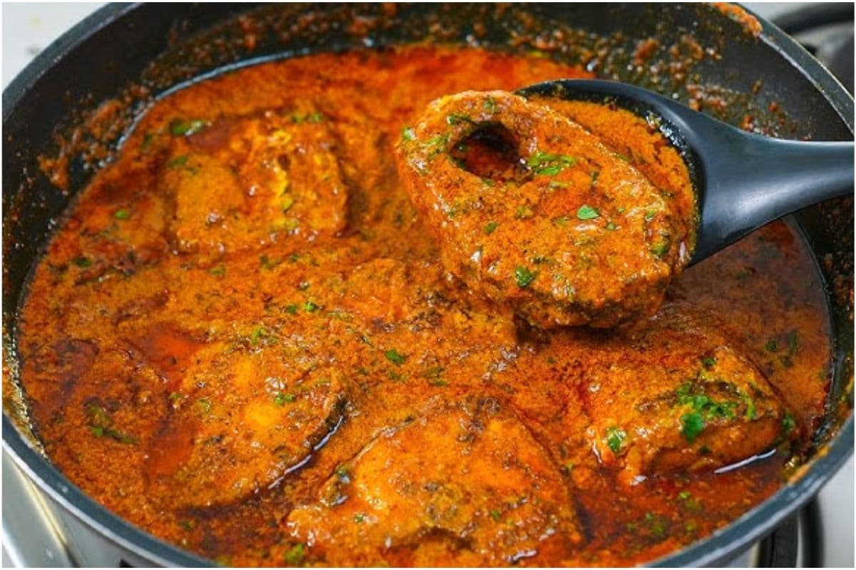 Fish Curry Recipe: घर पर बनाएं रेस्टोरेंट जैसी मसालेदार मछली करी, उंगलियां चाटते रह जाएंगे सब