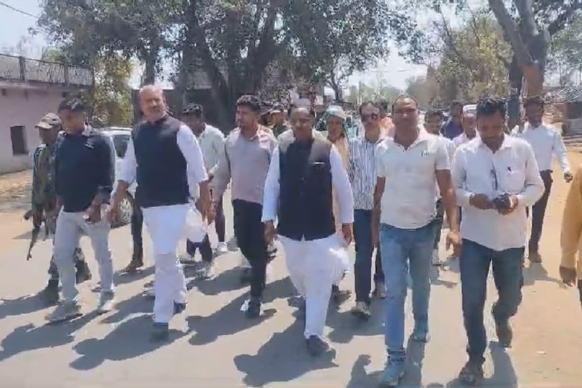 पलामू में सड़क पर उतरे पूर्व मंत्री केएन त्रिपाठी, बंद कराया फोरलेन निर्माण कार्य, देखें Video