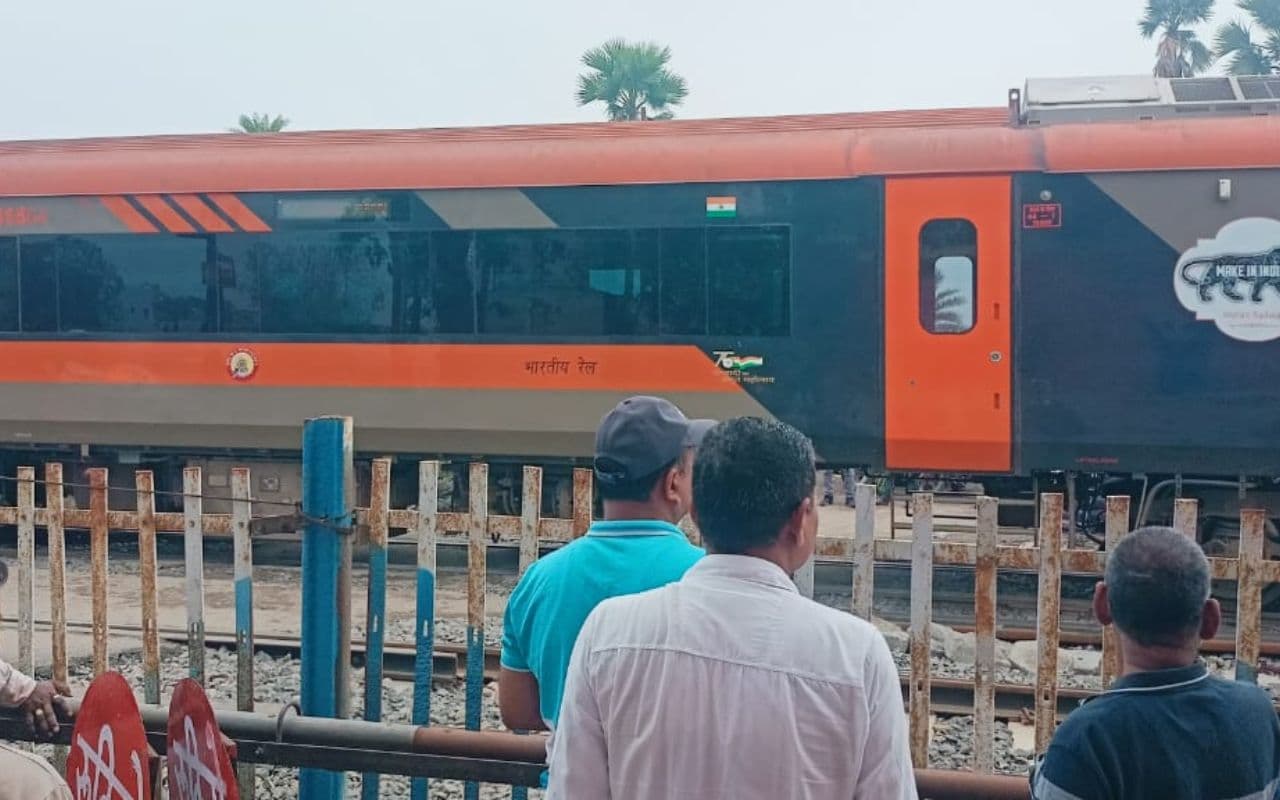 Gaya News: गया-चाकंद के बीच फाटक के पास फंसा ट्रैक्टर, रुकी रही रांची-पटना वंदे भारत, मची अफरातफरी