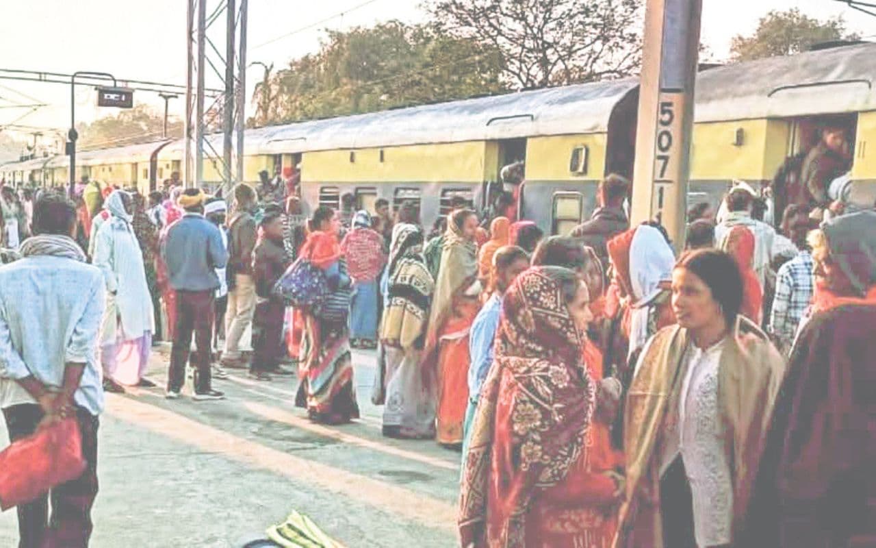 Gaya News: दिल्ली से होली में घर आनेवाले लोगों को मिली राहत, सप्ताह में एक दिन चलेगी महाबोधि क्लोन