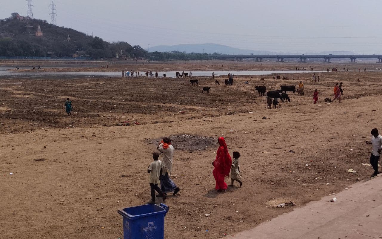 Gaya News: 324 करोड़ की लागत से बना गयाजी डैम मार्च में ही बुराहल, कुंड खोदकर निकाल रहे पानी