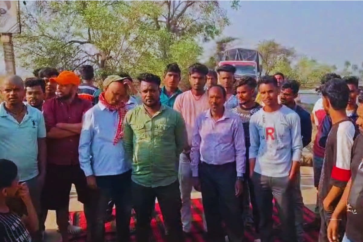 गिरिडीह में ग्रामीणों ने की सड़क जाम, यात्री शेड तोड़ने वालों पर की कार्रवाई की मांग