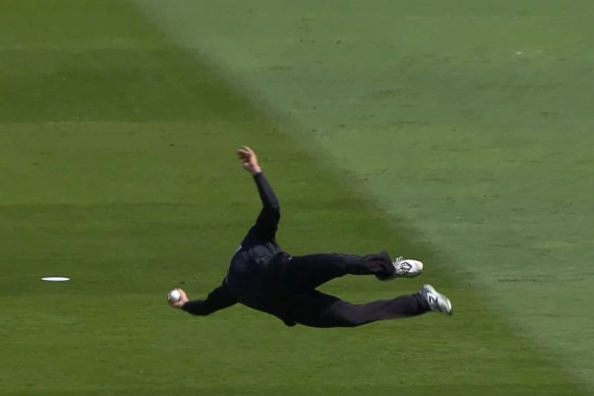 विराट का कैच लेने के बाद सोशल मीडिया पर ग्लेन फिलिप्स पर मीम्स की आई बाढ़