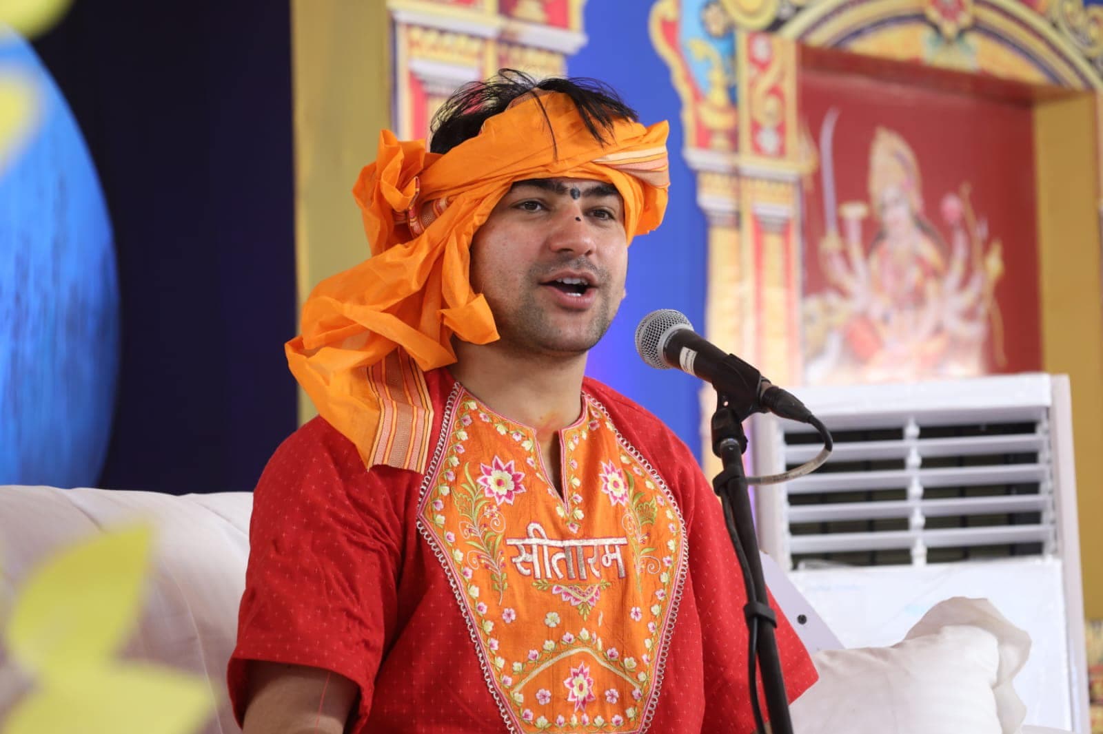 बिहार में बाबा बागेश्वर ने जब पत्रकारों को दिया चैलेंज, भीड़ से दो लोगों को बुलवाकर खोला पर्चा तो रह गए दंग...