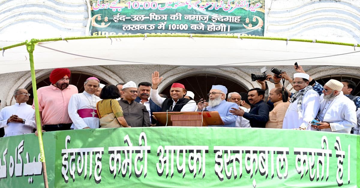 UP: ईदगाह पर पहुंचे सपा अध्यक्ष अखिलेश यादव, बच्चों को दीं ईदी, बोले- चलो गले लगा लें सारी दुनिया बाँटे सेंवईयों सी मीठी ख़ुशियाँ…