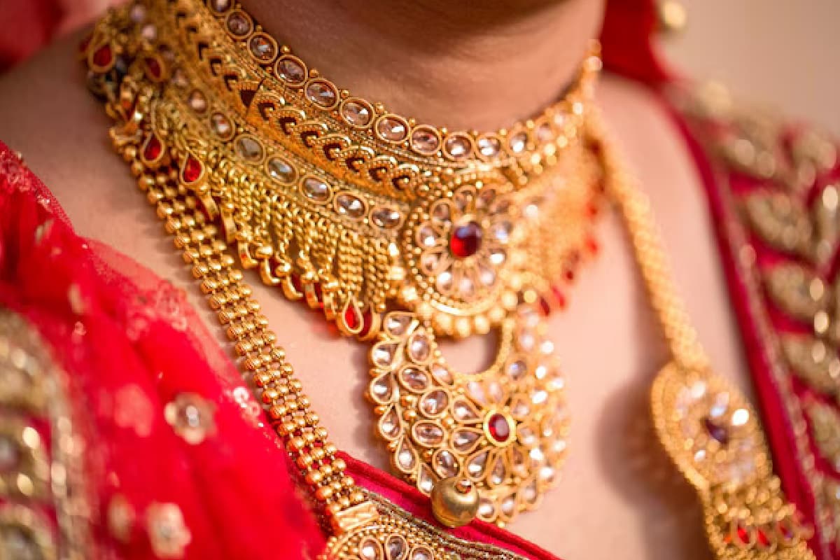 Gold Price: ट्रेड वॉर की चिंता के बीच 1,100 रुपये उछला सोना, चांदी में आई 1,500 रुपये की मजबूती