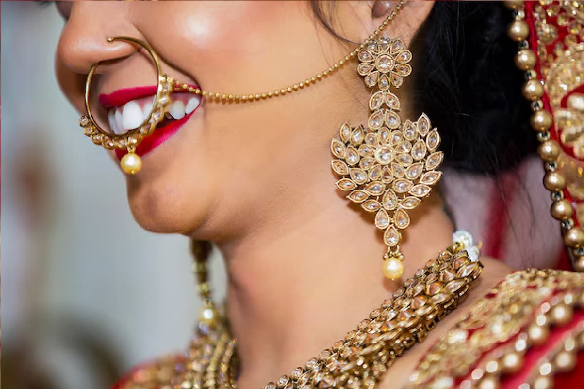 700 रुपये टूटकर भी सोना है महंगा, चांदी 200 रुपये उछलकर1 लाख के पार