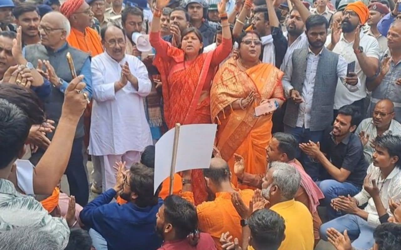 Video: हजारों लोग स्टेशन पर बैठकर पढ़ने लगे हनुमान चालीसा, दिखा अद्भुत नजारा, जानें पूरा मामला