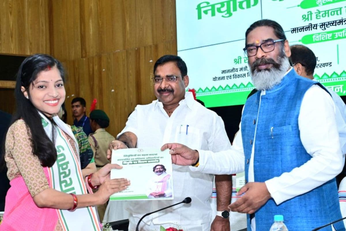 Hemant Soren Gift: झारखंड में होगी बंपर बहाली, ट्रेनिंग ऑफिसर्स को नियुक्ति पत्र की सौगात देकर बोले सीएम हेमंत सोरेन