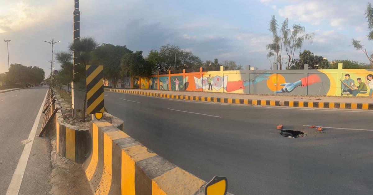 संगम नगरी प्रयागराज में महाकुंभ के समाप्त होते ही वीआईपी सड़क का हाल हुआ बदहाल