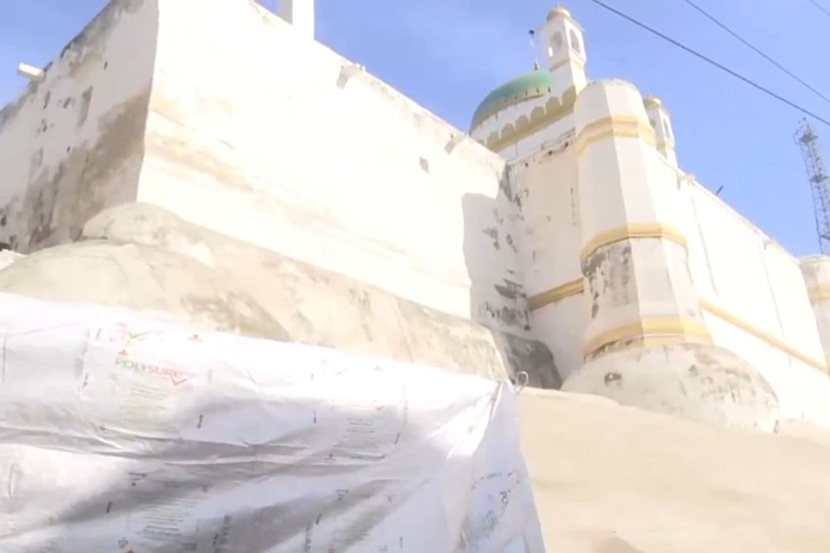 Jama Masjid Covered With Tarpaulin: होली से पहले संभल में मस्जिदों को तिरपाल से क्यों ढका जा रहा? अबू आजमी ने ये क्या कह दिया
