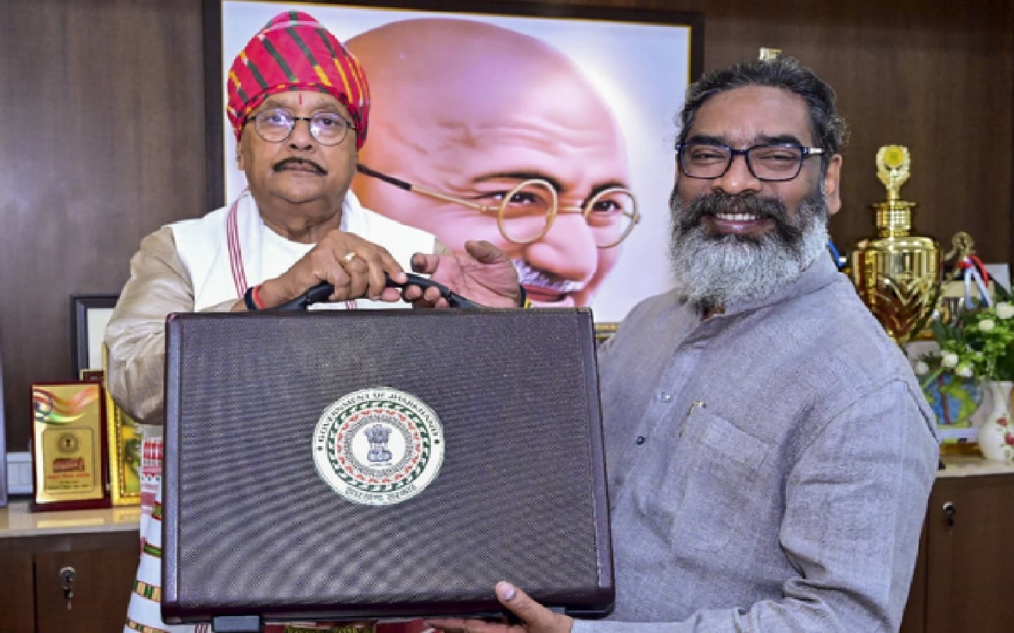 हेमंत सोरेन सरकार ने दिव्यांग और अनाथ विद्यार्थियों को दी खुशखबरी, सालाना मिलेगा 10 लाख रुपया