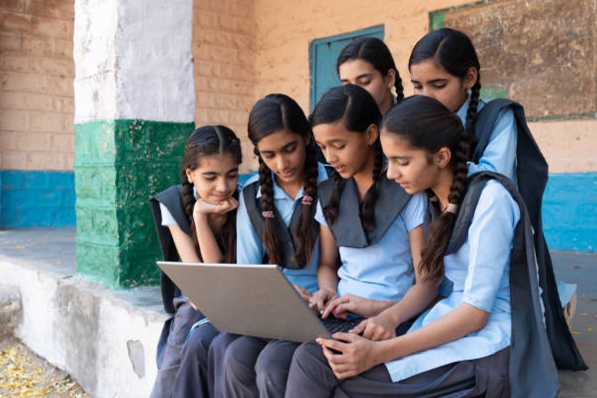 झारखंड में 8वीं से 12वीं क्लास की छात्राओं को सौगात, 5,000 रुपये देगी हेमंत सरकार