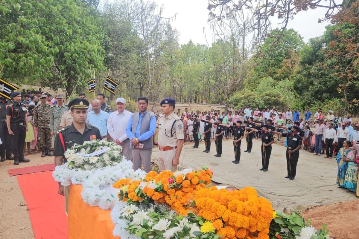 Video: लद्दाख में शहीद झारखंड के बेटे का पार्थिव शरीर तिरंगे में लिपटा देख रो पड़ा पूरा गांव, ऐसे दी अंतिम विदाई