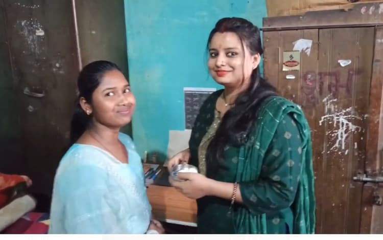 संघर्ष की कहानी: झाड़ू-पोछा करने वाली मां की बेटी बनी जिला टॉपर, चार साल की थी तब पिता का हो गया था निधन