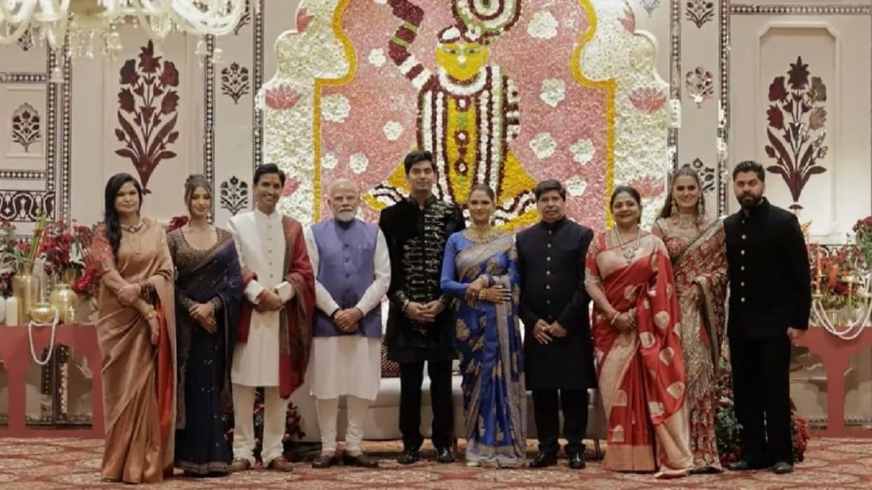 Kumar Vishwas: कुमार विश्वास की बेटी के रिसेप्शन में सेलिब्रिटी की लंबी कतार, आशीर्वाद देने पहुंचे PM मोदी