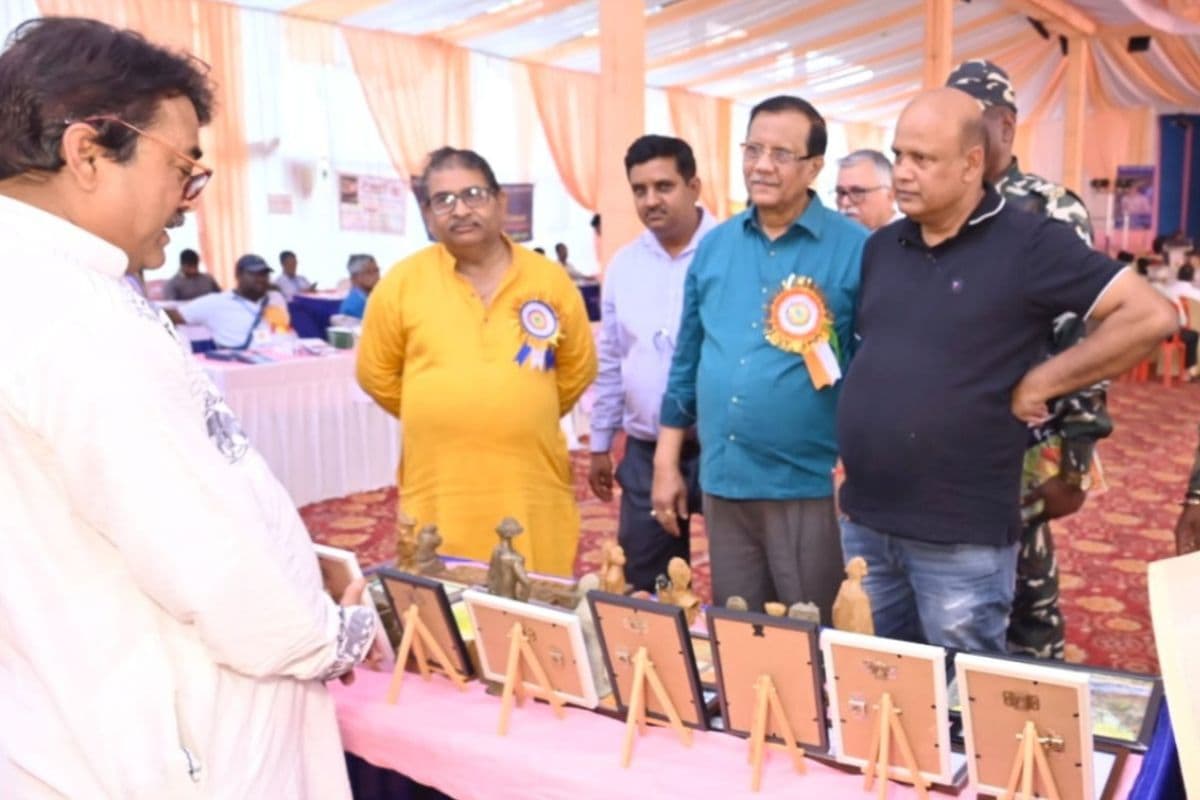 Laghu Patrika Mela: धनबाद के लघु पत्रिका मेला सह सम्मेलन में पहुंचे नौ राज्यों के साहित्यकार, प्रभात फेरी के जरिए दिया ये संदेश