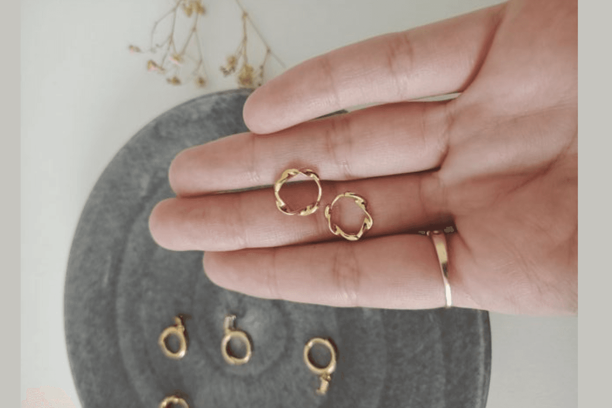 5 Simple Earrings Design: मां और बेटी दोनों के लुक को निखार देंगे ये खूबसूरत ईयररिंग्स 5 Simple Earrings Design: मां और बेटी दोनों के लुक को निखार देंगे ये खूबसूरत ईयररिंग्स