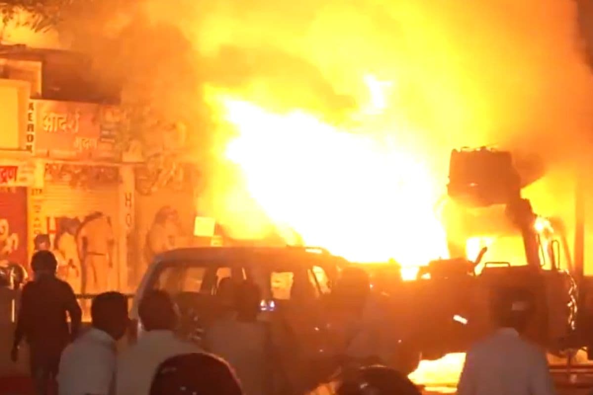 Nagpur Violence Video: दो गुटों में भिड़ंत के बाद भड़की हिंसा, जमकर पत्थरबाजी; कई वाहन आग के हवाले, तनाव