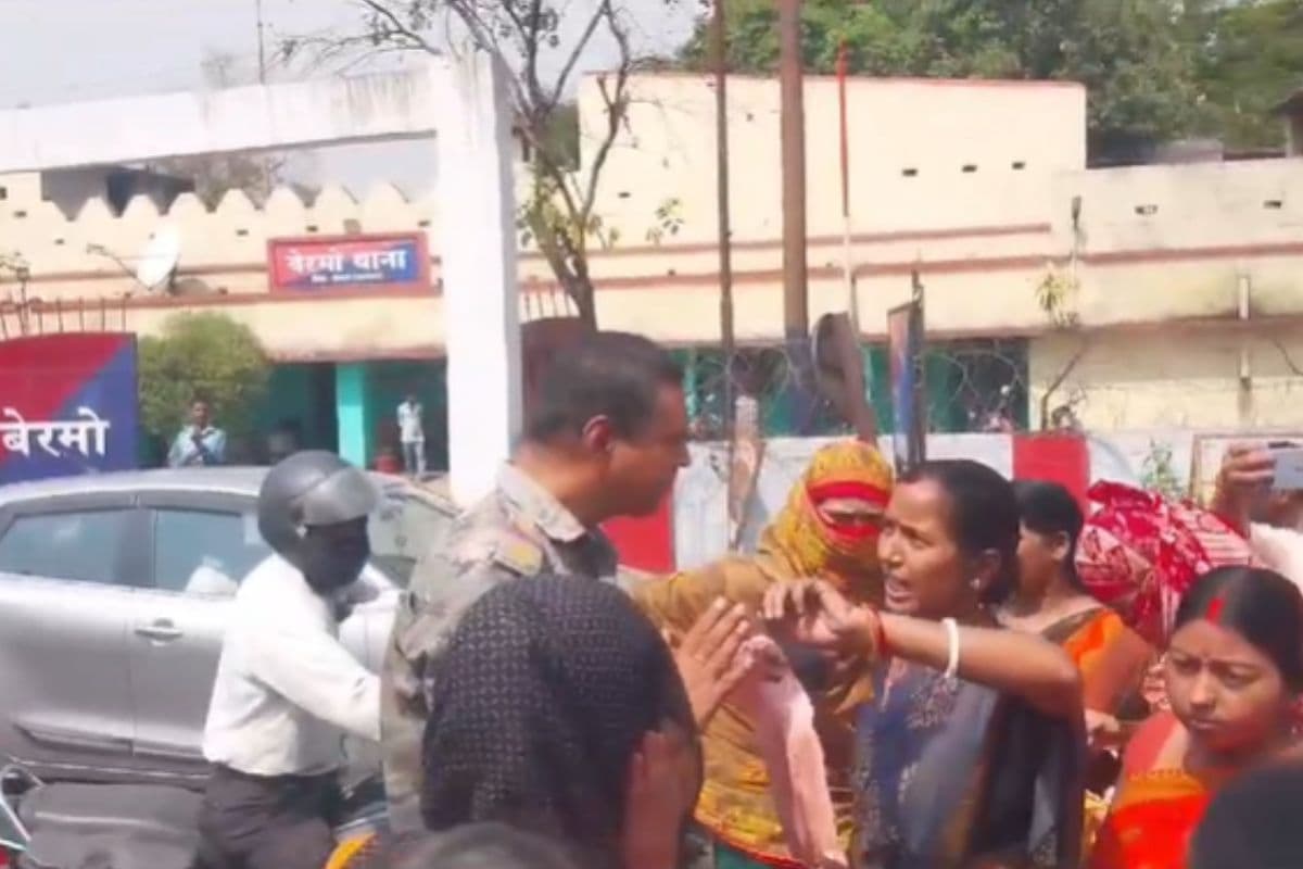 Maiya Samman Yojana: बोकारो में मंईयां योजना के पैसे के लिए सड़क पर उतरीं महिलाएं, जमकर किया हंगामा, देखें Video