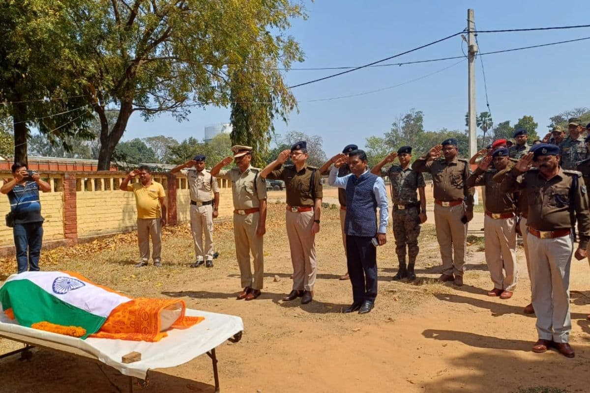 Video: मुंगेर के लाल ASI संतोष सिंह को गार्ड ऑफ ऑनर के साथ दी गई सलामी, एसपी ने दी अंतिम विदाई