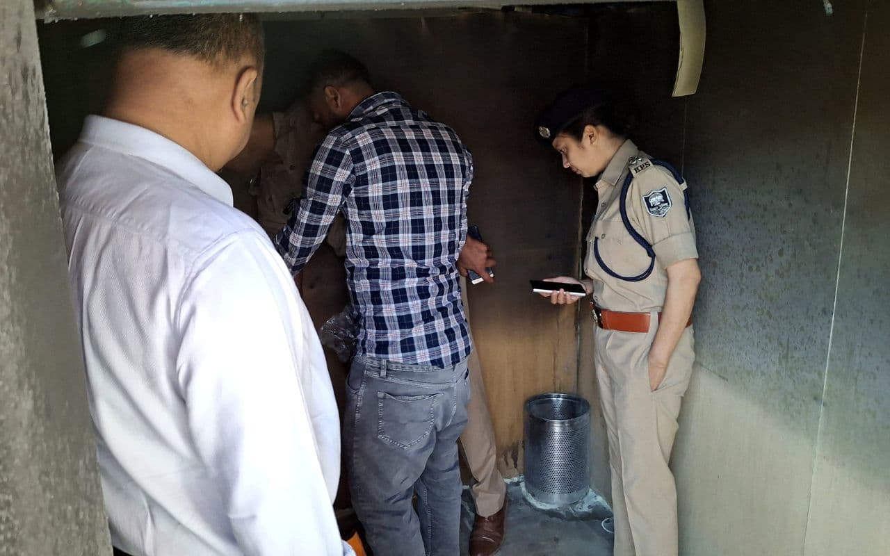 IDBI बैंक में ATM लूटने के दौरान लगी आग, इतने लाख जलकर खाक, CCTV में कैद हुई 5 अपराधियों की तस्वीर