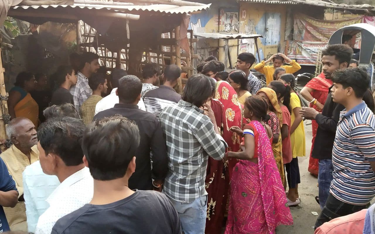 Muzaffarpur News: दो मासूम बच्चियों को जबरदस्ती साथ ले जा रही थी महिला, भीड़ ने जमकर पीटा