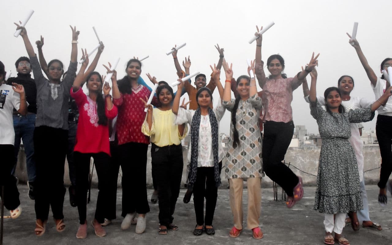 संघर्ष की कहानी: शादी में बैंड बजाने वाले पिता की बेटी ने प्राप्त किया बिहार में 5वां स्थान, IAS बनना चाहती है मुजफ्फरपुर की संजना