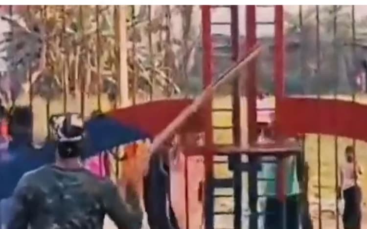 Video: बिहार में फिर पुलिस पर हमला, थाना की पास हुई पत्थरबाजी, बचाने के लिए खुद को किया बंद