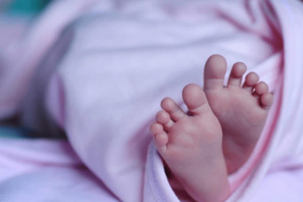 Video: चलती ट्रेन में अचानक थमने लगी सांसें, एक साल के बच्चे ने तोड़ा दम