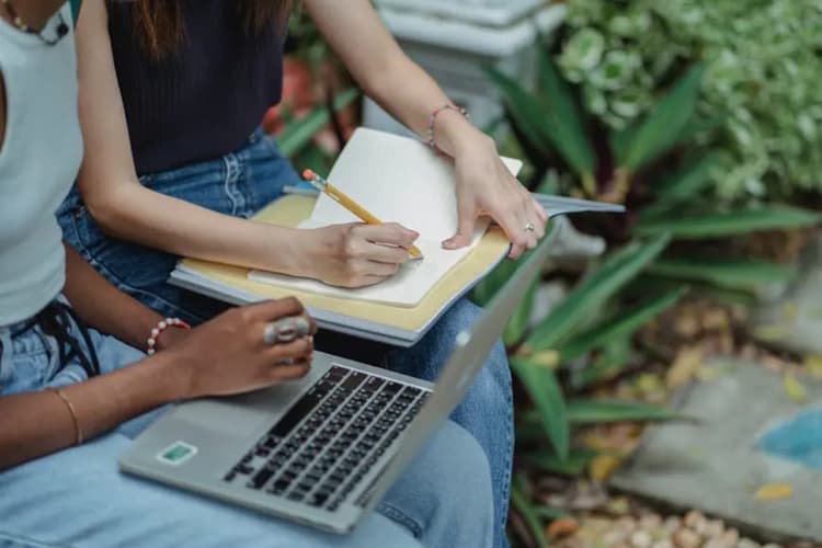 UPSSSC PET 2025: यूपी पीईटी परीक्षा के लिए यहां करें आवेदन, 12वीं पास करें अप्लाई