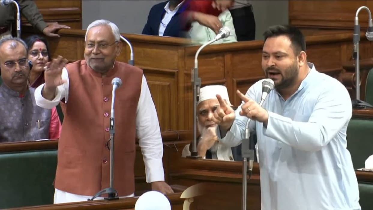 नीतीश कुमार ने की तेजस्वी यादव से इशारों में बात, गाल पर हाथ फेरते पूछा- दाढ़ी क्यों नहीं बनाते हो