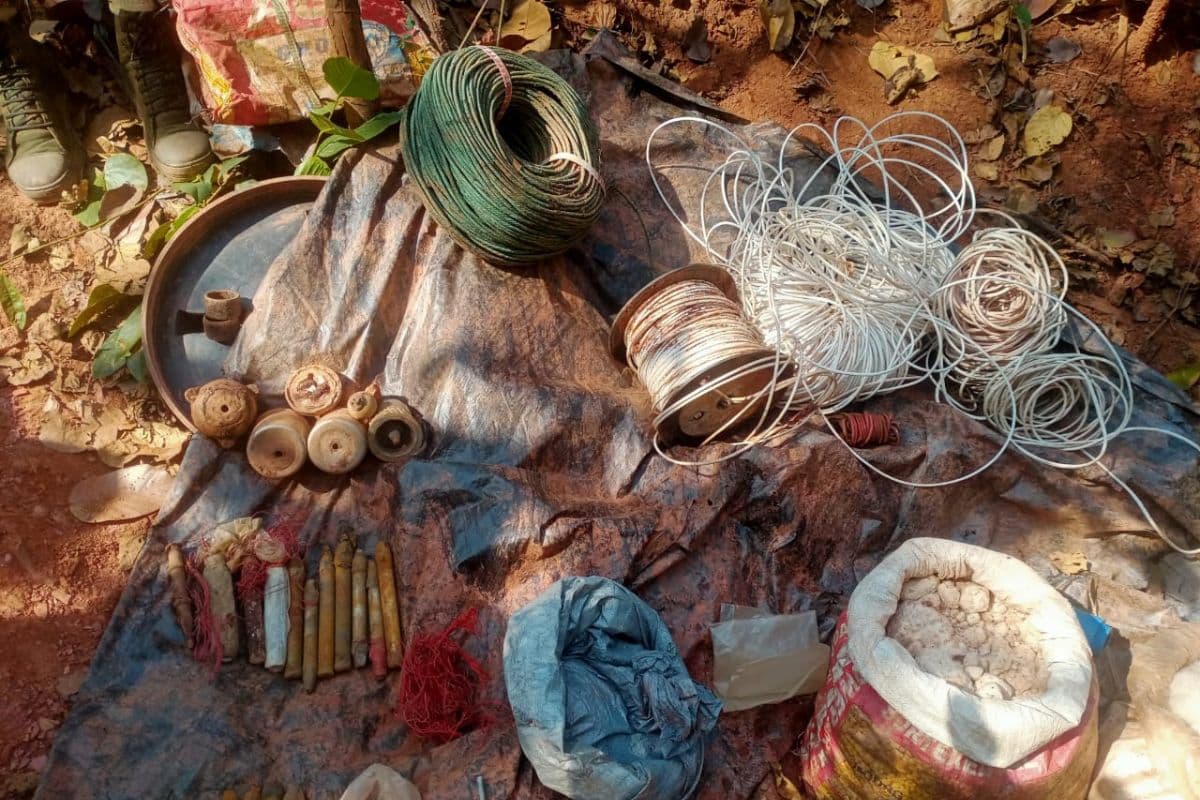 Jharkhand Naxal News: झारखंड में नक्सलियों की साजिश फिर नाकाम, नक्सली डंप ध्वस्त, विस्फोटक जब्त