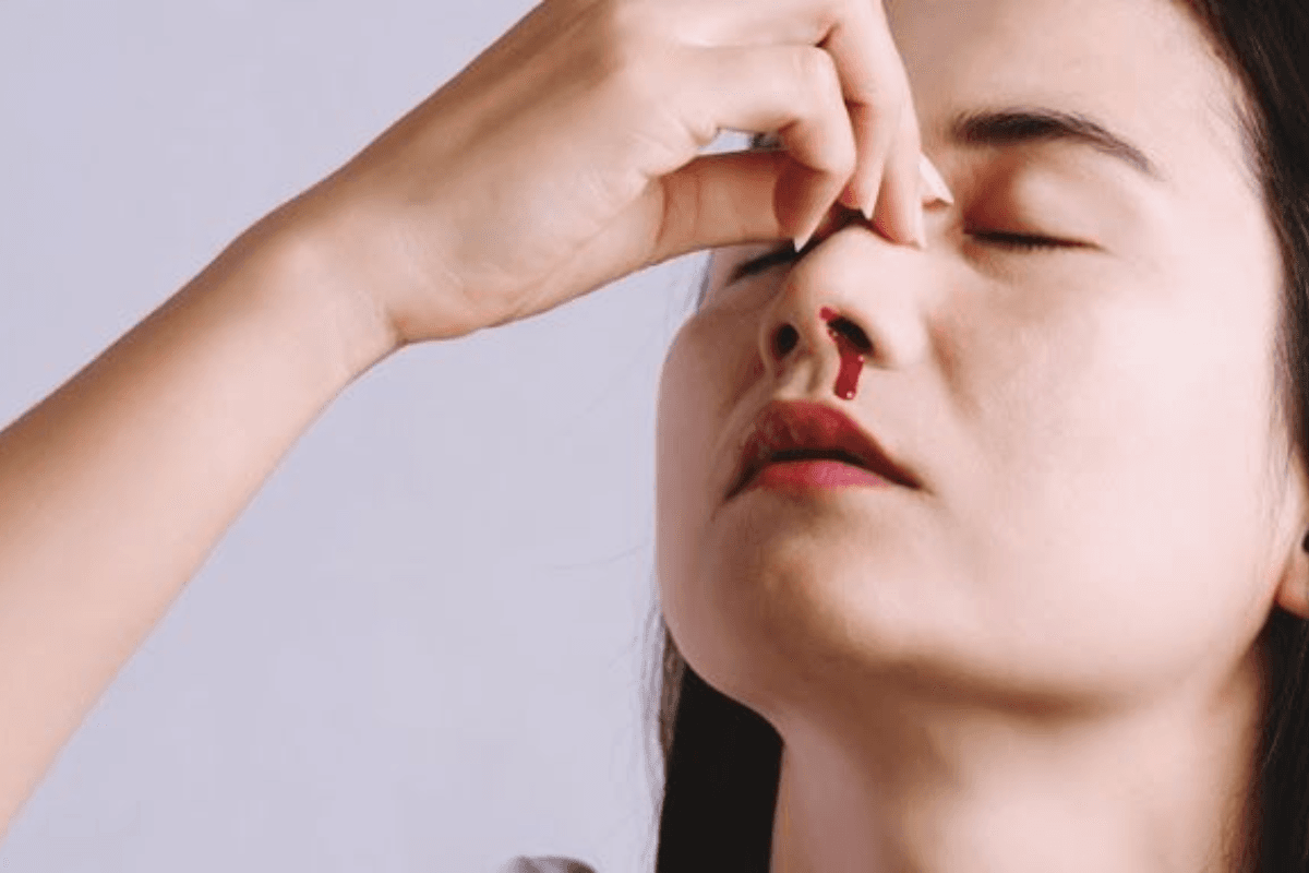 Why Nosebleeds Happen: बदलते मौसम में क्यों आने लगता है नाक से खून