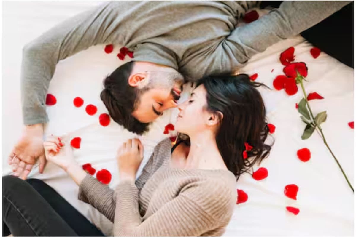 Actions That Show Love: अपने प्यार का इजहार करें बिना शब्दों के, जानें कैसे