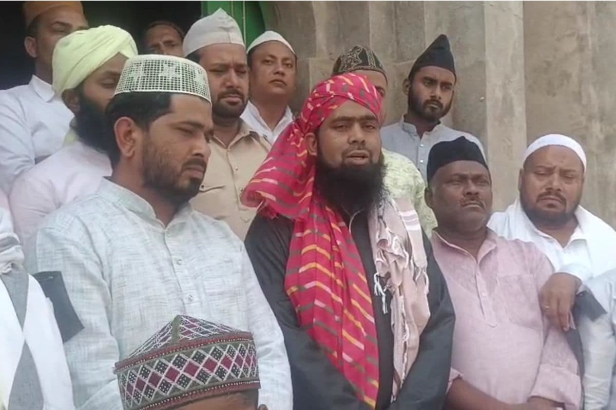 गुमला में अलविदा जुम्मे पर काला बिल्ला लगाकर अदा की नमाज, वक्फ संशोधन बिल 2024 का किया विरोध