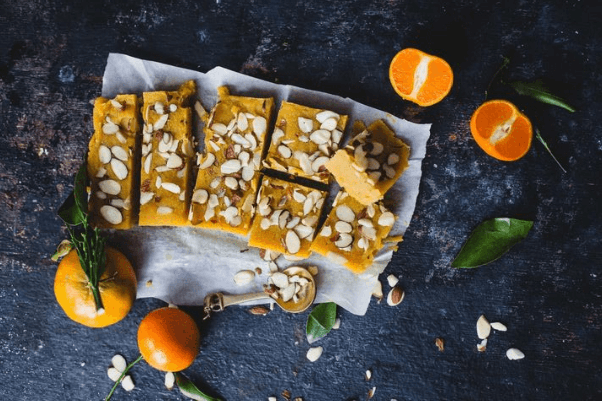 Orange Chocolate Barfi Recipe: बनाना चाहते हैं कुछ अलग तो ट्राई करें ये ऑरेंज चॉकलेट बर्फी