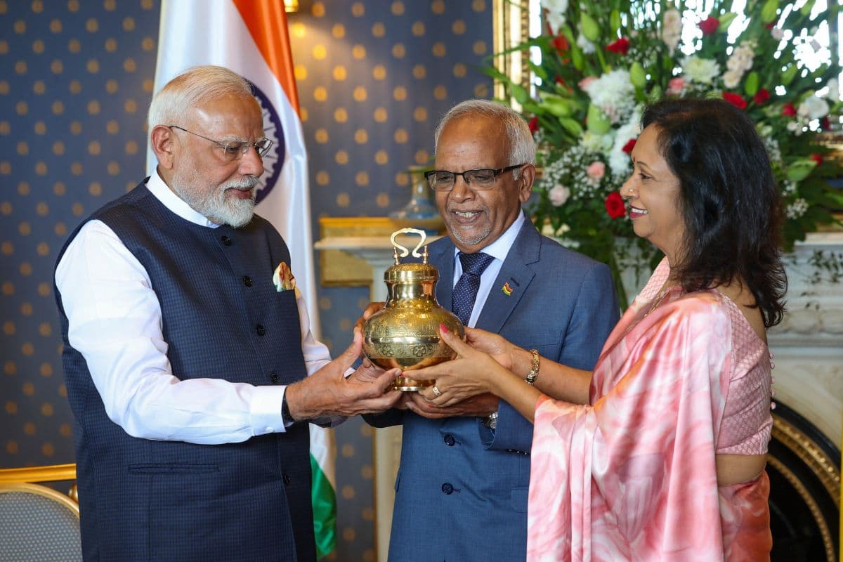 PM Modi Gift: पीएम मोदी ने मॉरीशस के राष्ट्रपति को भेंट किया संगम का जल और बिहार का सुपरफूड मखाना