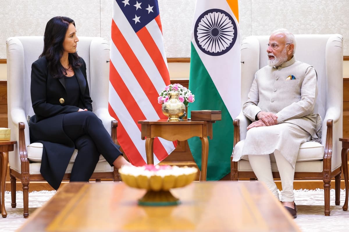 पीएम मोदी ने तुलसी गबार्ड को दिया महाकुंभ का गंगाजल, गबार्ड ने भेंट की रुद्राक्ष की माला, देखें तस्वीर