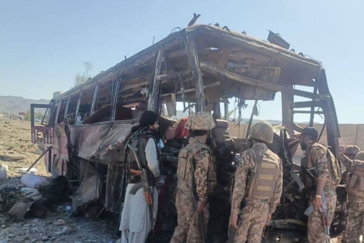 Pakistan Suicide Attack: पाकिस्तान पर बलूच विद्रोहियों का कहर, ट्रेन हाईजैक के बाद सेना के काफिले पर आत्मघाती हमला, 90 की मौत