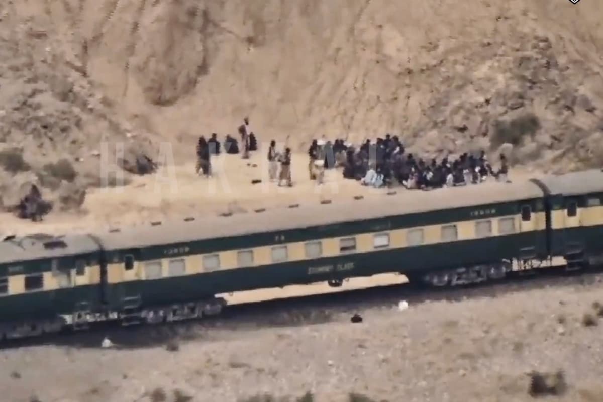 Pakistan Train Hijacked: खत्म हुआ ऑपरेशन, उग्रवादियों के कब्जे से छुड़ाई गई ट्रेन, 33 उग्रवादी ढेर