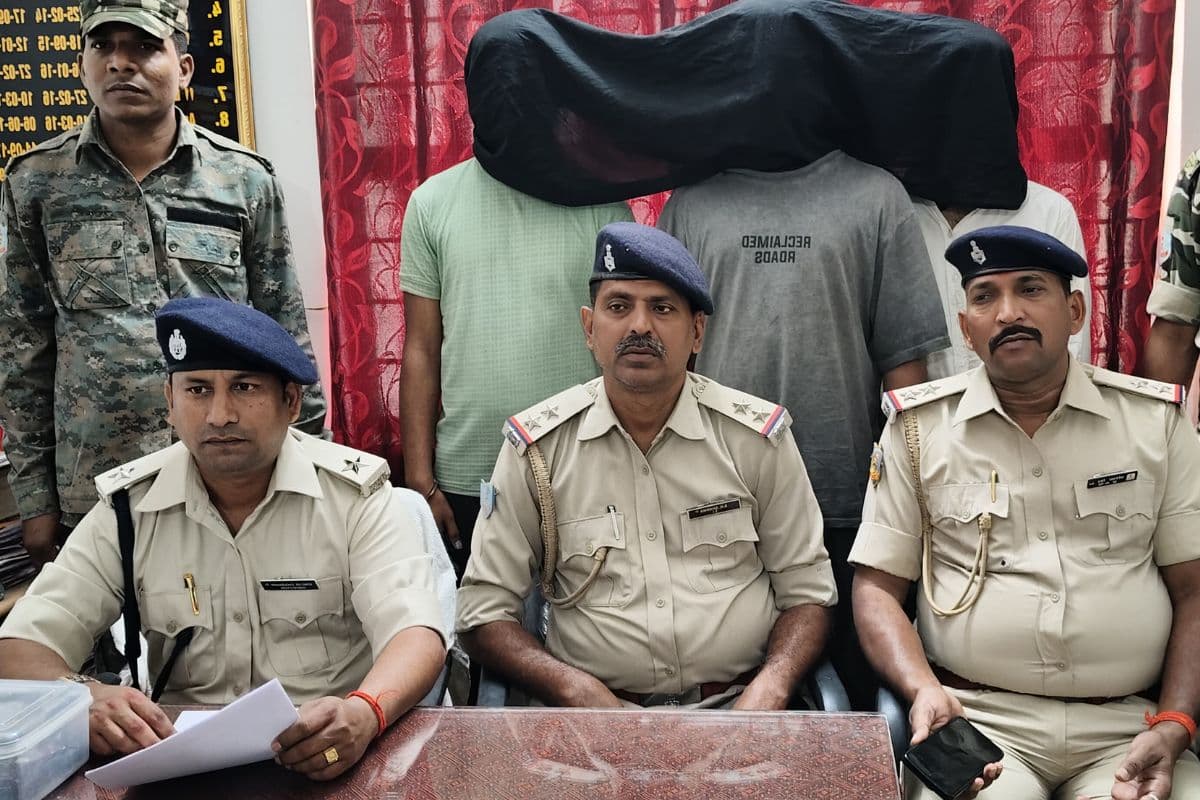 पलामू में 3 शराब कारोबारी पिस्टल और गोली के साथ गिरफ्तार, 2 मोबाइल फोन बरामद