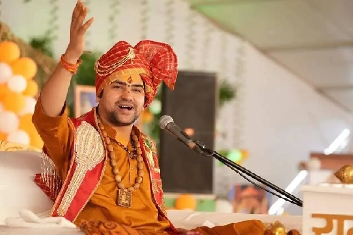 पंडित धीरेंद्र शास्त्री के पास कितनी है संपत्ति, 1 कथा का कितना लेते हैं पैसा?