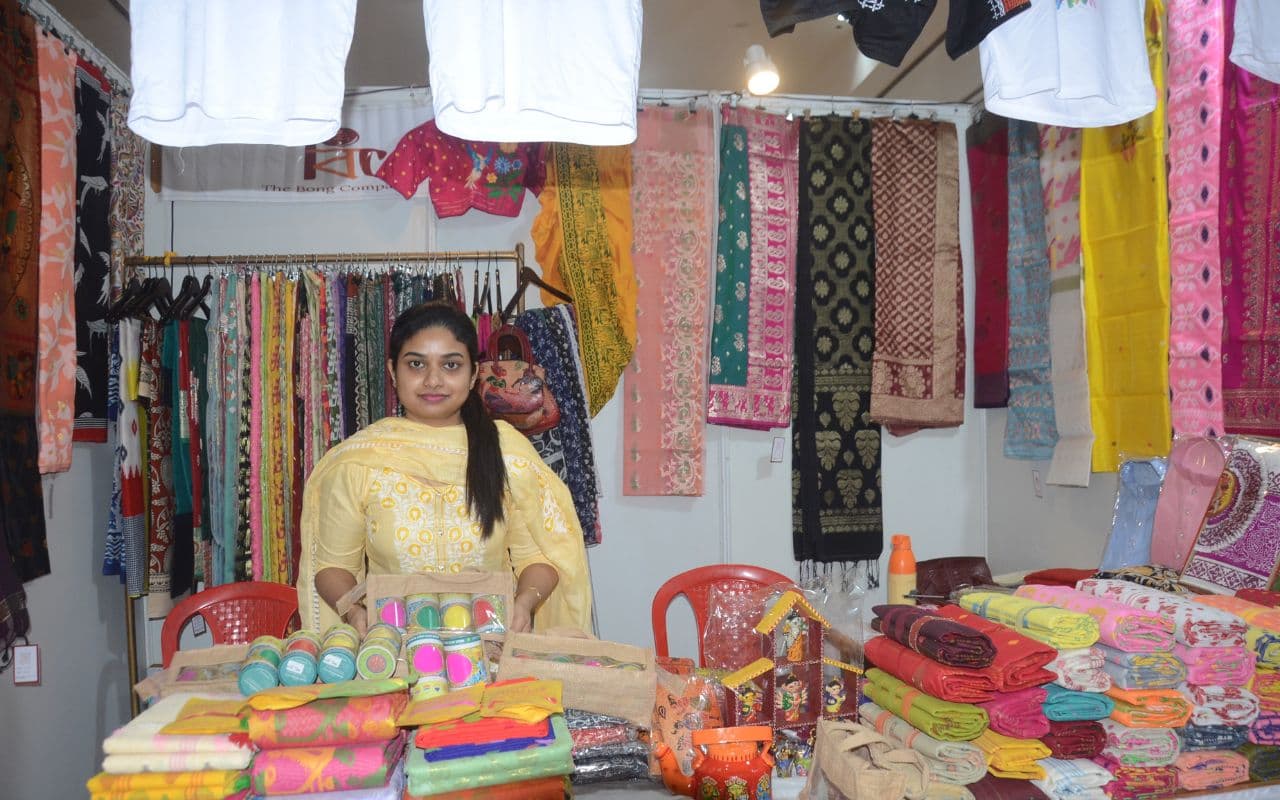 Patna News: अपने दम बिजनेस में ‘रंग’ भर रहीं महिला उद्यमी, गीत- पकवान और परिधान के कारोबार में जुटी