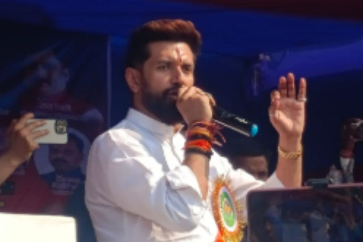 चिराग के साथ सेल्फी लेने के लिए समर्थकों ने तोड़ा बेरिकेडिंग, खतरे में पड़ी केंद्रीय मंत्री की सुरक्षा