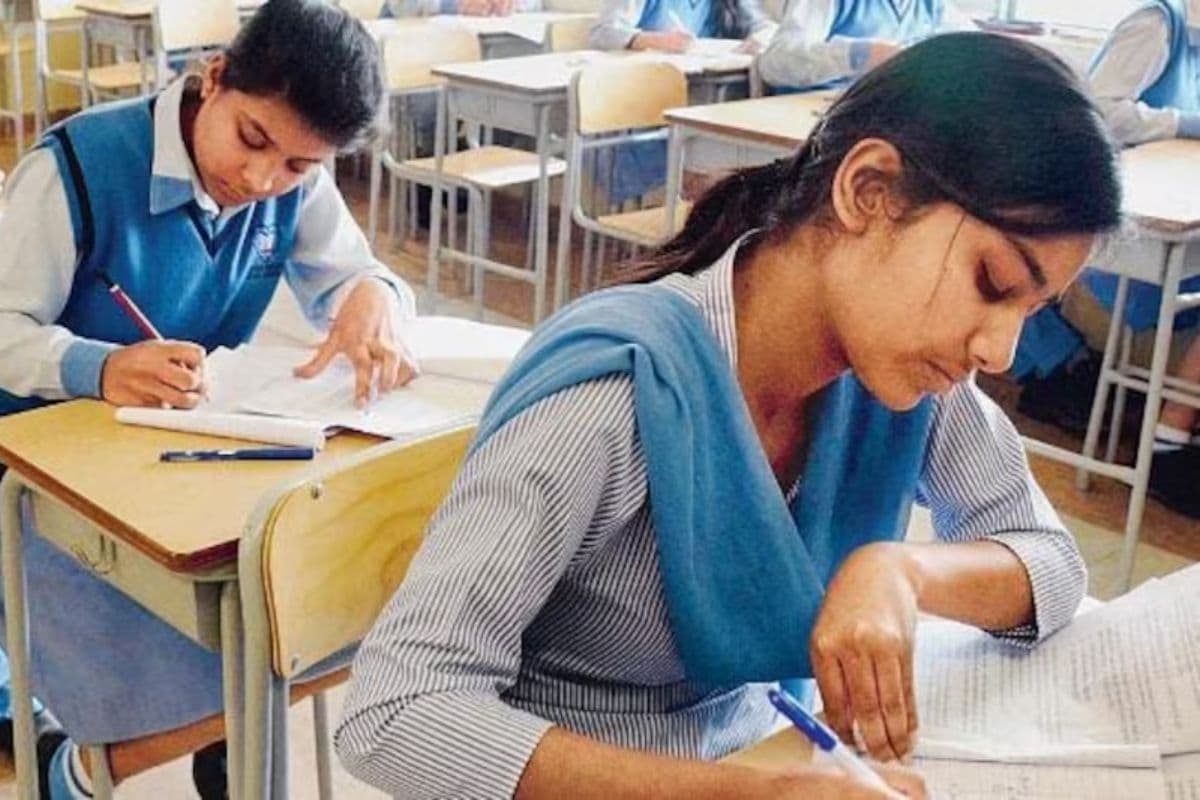 भागलपुर : हद है, मोबाइल में क्वेश्चन पेपर की फोटो देख छात्रों ने दी परीक्षा