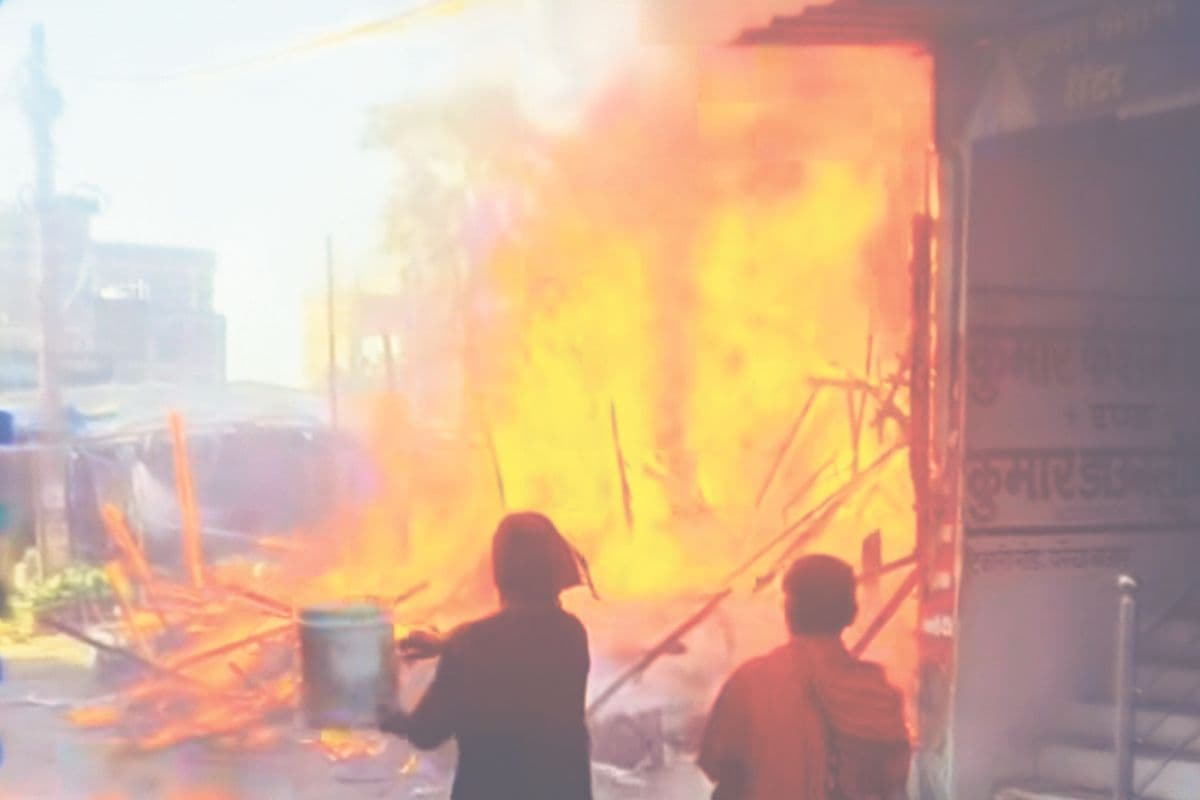 Gaya: परैया बाजार में लगी आग, कई दुकानें जलीं, फोन करने के बावजूद समय पर नहीं पहुंची फायर ब्रिगेड