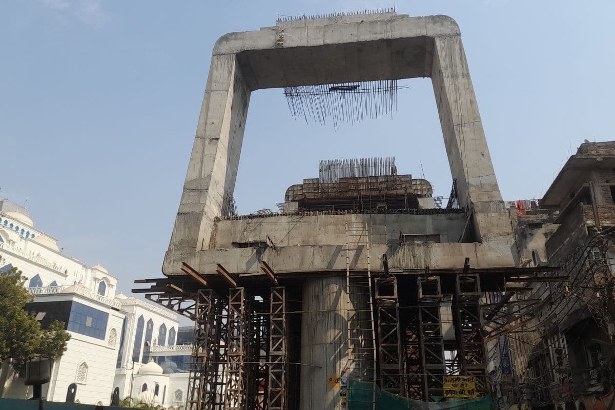 निर्माणाधीन डबल डेकर पुल का फोटो