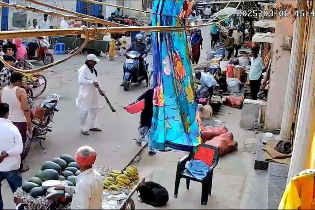 मुजफ्फरपुर में कुत्ते की बेरहमी से पिटाई का वीडियो वायरल, थाने पहुंची शिकायत